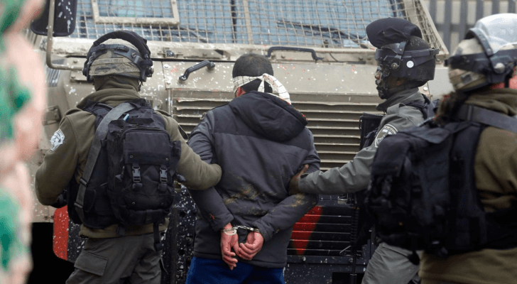 قوات الاحتلال اعتقلت 35 فلسطينيا الليلة الماضية في الضفة الغربية