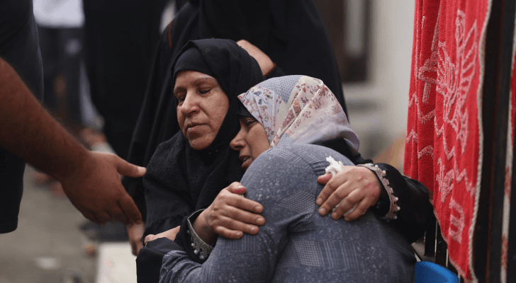 فلسطينيتان تبكيان بعد قصف الاحتلال الإسرائيلي لمنزلهما