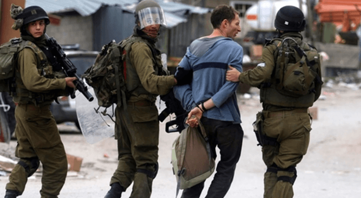 قوات الاحتلال تعتقل فلسطينيا في الضفة الغربية