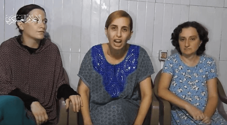 من مقطع الفيديو الذي نشرته كتائب القسام للمستوطنات الأسيرات في غزة