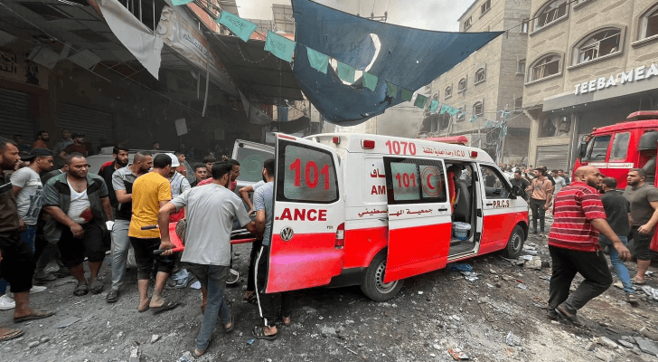 سيارة إسعاف تابعة للهلال الأحمر الفلسطيني في قطاع غزة تعمل على نقل مصابين جراء قصف الاحتلال