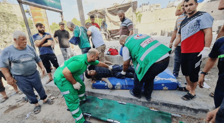 فرق الإنقاذ والإسعاف تنقل مصابا بقصف الاحتلال في قطاع غزة