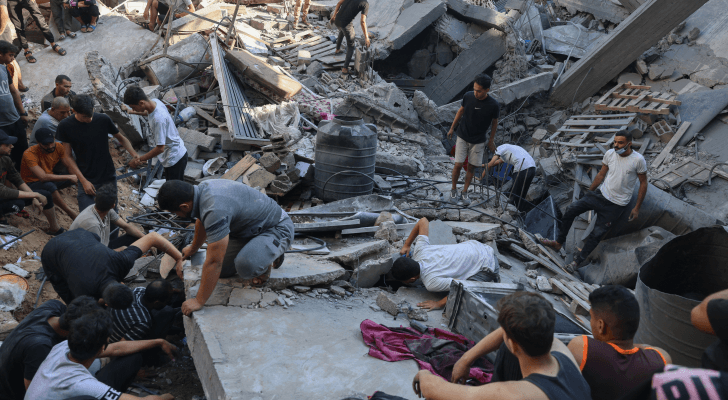 فلسطينيون يبحثون عن شهداء وناجين تحت أنقاض عمارة تعرضت للقصف في غزة
