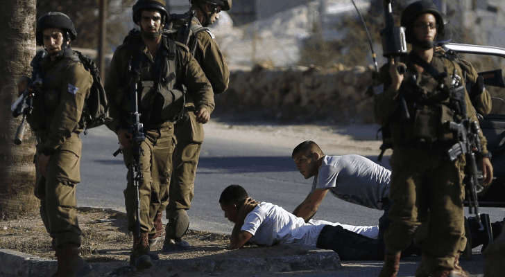 لحظة اعتقال قوات الاحتلال شابين فلسطينيين في الضفة