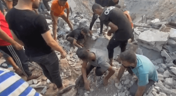 فلسطينيون بعد قصف الاحتلال الإسرائيلي لمخيم جباليا