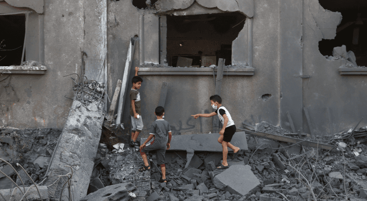 أطفال يلعبون بالقرب من أحد المنازل التي تعرضت لقصف الاحتلال في غزة