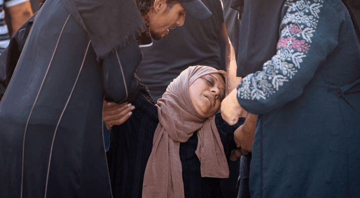 سيدة فلسطينية تدخل في حالة إغماء بعد استشهاد أقاربها