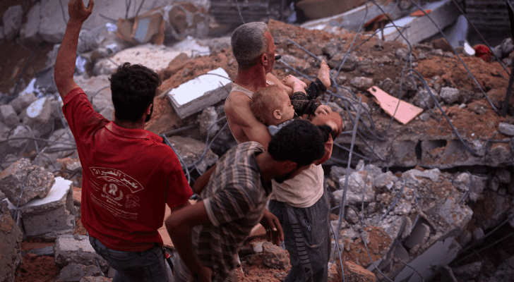 فلسطينيون عقب العدوان على قطاع غزة