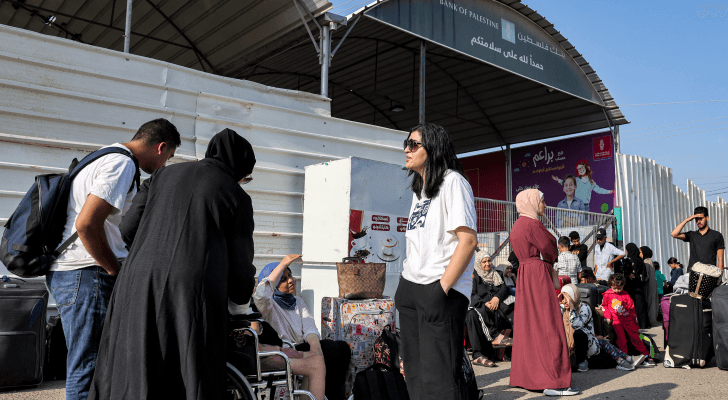 فلسطينيون عند معبر رفح