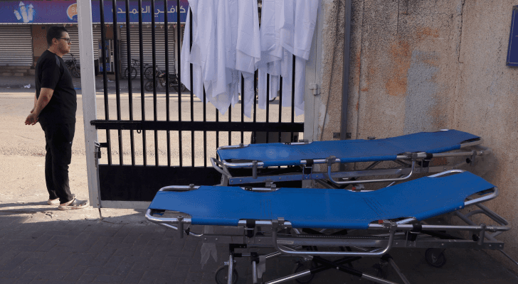 شاب يقف خارج مستشفى النجار في غزة