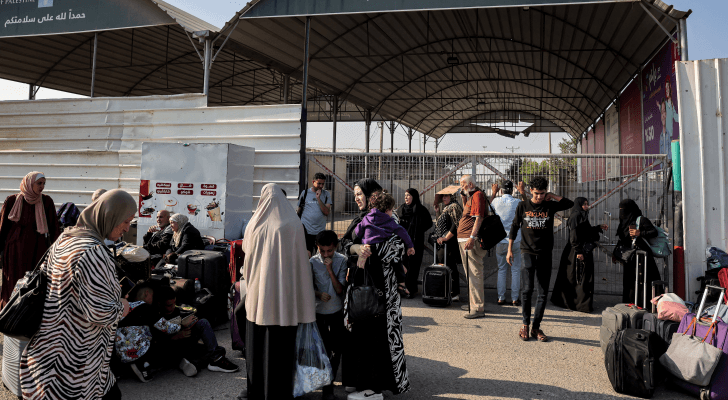فلسطينيون متواجدون عند معبر رفح