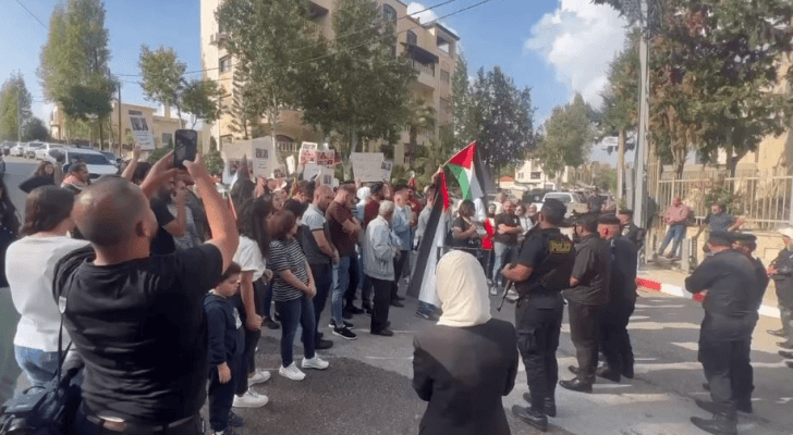 فلسطينيون أمام سفارة مصر في رام الله