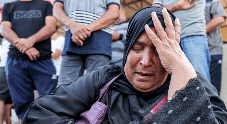 فلسطينية تبكي عقب استهداف الاحتلال الإسرائيلي منزلها