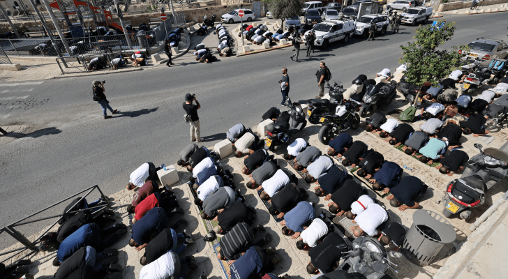 فلسطينيون يؤدون صلاة الجمعة في احد شوارع القدس