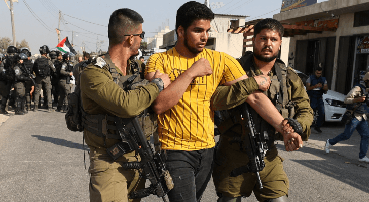 قوات الاحتلال تعتقل فلسطينيا في الضفة الغربية