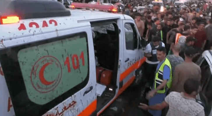 قصف سيارة إسعاف أمام مستشفى الشفاء الطبي