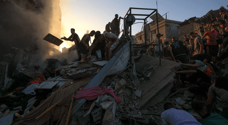 فلسطينيون يبحثون عن ضحايا ومصابين جراء العدوان على قطاع غزة