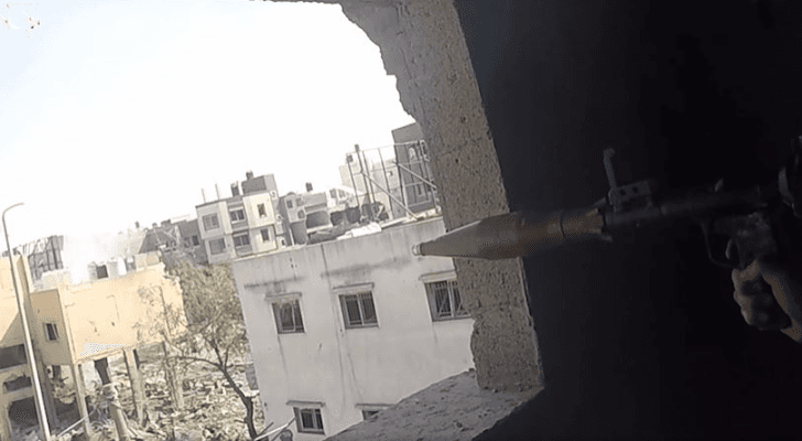 أحد مجاهدي القسام يقصف بناية يتحصن فيها جنود الاحتلال