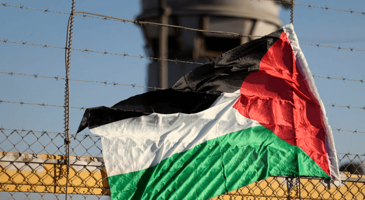العلم الفلسطيني بشبك أحد سجون الاحتلال