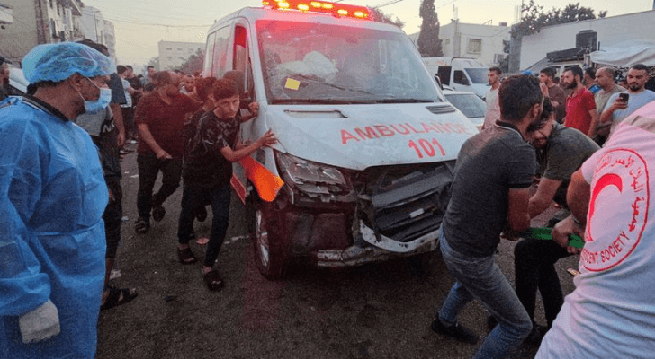 استهداف سيارة اسعاف أمام بوابة مجمع الشفاء الطبي