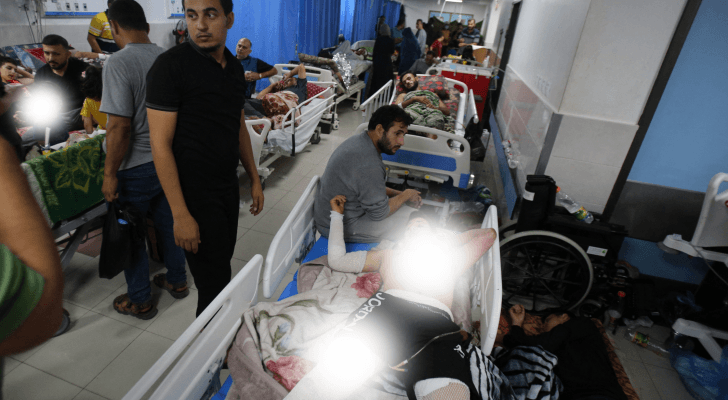 يتلقى الأشخاص المصابون الرعاية الطبية في وحدة الطوارئ في القطاع