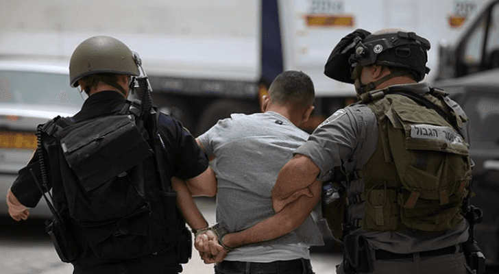 عناصر من قوات الاحتلال الإسرائيلي تعتقل فلسطينيا