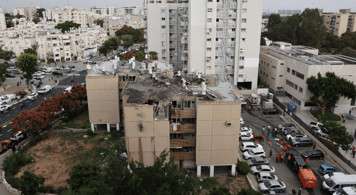 مبنى تعرض لإصابة بسبب صواريخ المقاومة الفلسطينية في غزة