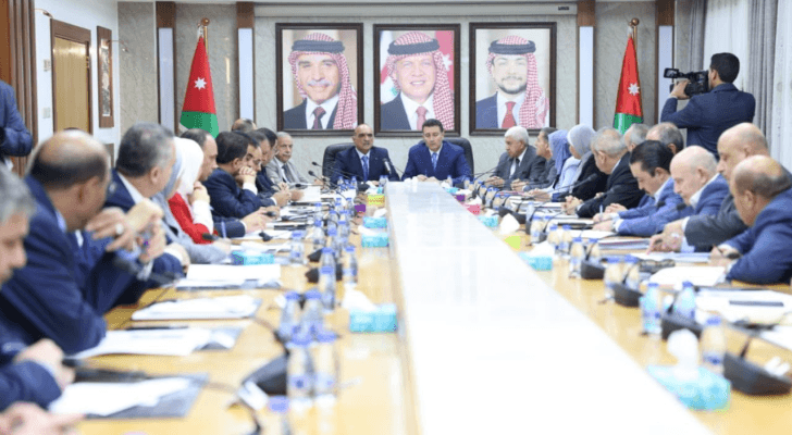 جانب من لقاء رئيس الوزراء بشر الخصاونة مع رئيس وأعضاء المكتب الدائم ورؤساء الكتل واللجان النيابية في مجلس النواب