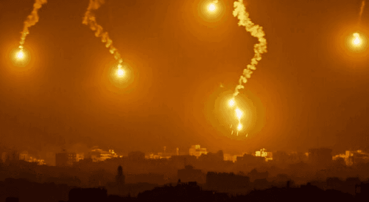 قنابل مضيئة أطلقها الاحتلال على مناطق في غزة