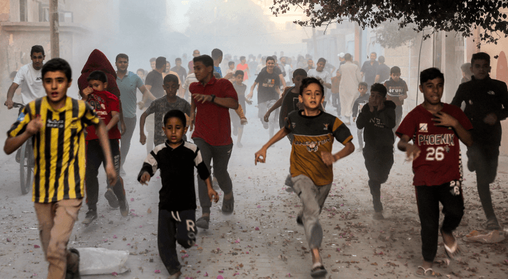 أطفال في غزة هاربون من قصف الاحتلال