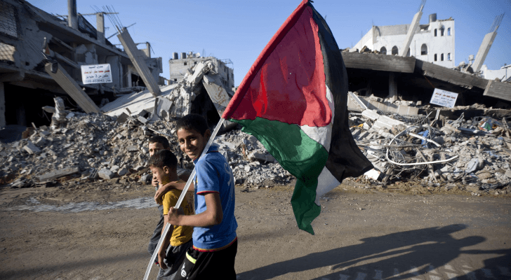 طفل يرفع علم فلسطين وسط الركام في غزة