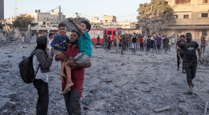 فلسطينيون هربون من قصف الاحتلال
