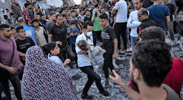 انتشال الأطفال من تحت الركام في غزة