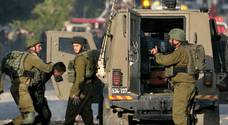 عناصر من قوات الاحتلال الإسرائيلي تعتقل فلسطينيا- أرشيفية