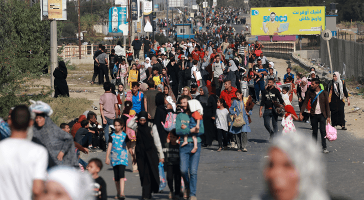 فلسطينيون نازحون من شمال إلى جنوب قطاع غزة
