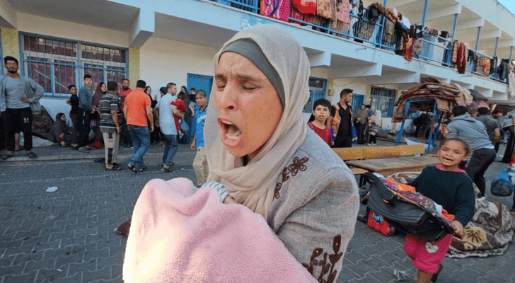 من محيط إحدى مدارس إيواء النازحين في غزة
