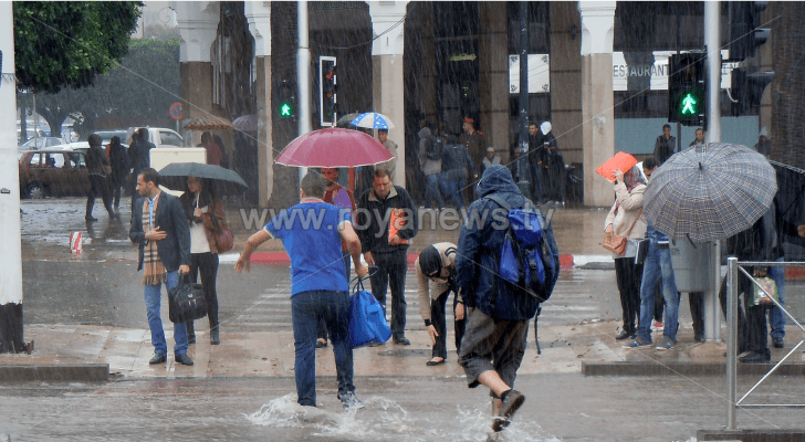 زخات مطرية في أحد شوارع العاصمة عمان