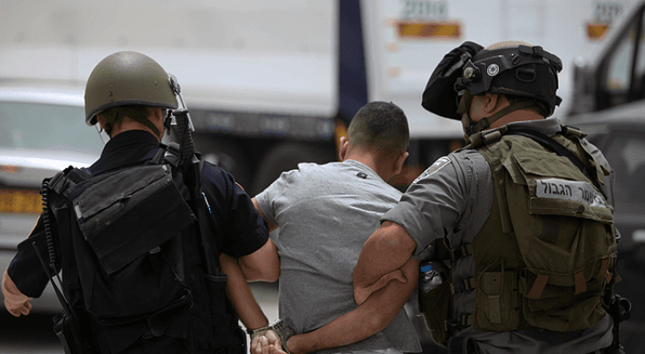 عنصران من قوات الاحتلال الإسرائيلي يعتقلان فلسطينيا - أرشيفية