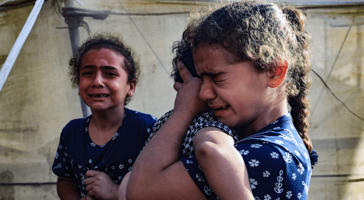 طفلتان تبكيان بعد تشييع ذويهما في قطاع غزة