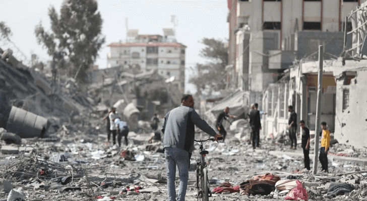 فلسطينيون عقب قصف الاحتلال الإسرائيلي لمنازلهم في قطاع غزة