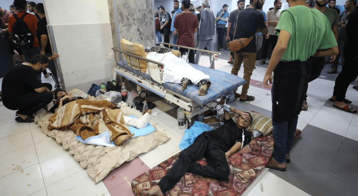 مصابون جراء قصف الاحتلال الإسرائيلي على قطاع غزة داخل مستشفى الشفاء