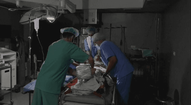 عملية جراحية دون إضاءة في غزة