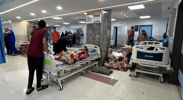 فلسطينيون يتلقون العلاج في مستشفى الشفاء الطبي