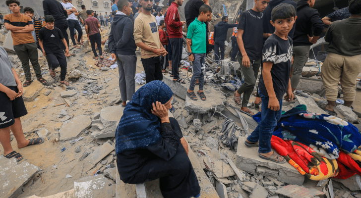 فلسطينيون عقب قصف الاحتلال الإسرائيلي لمنازلهم في قطاع غزة