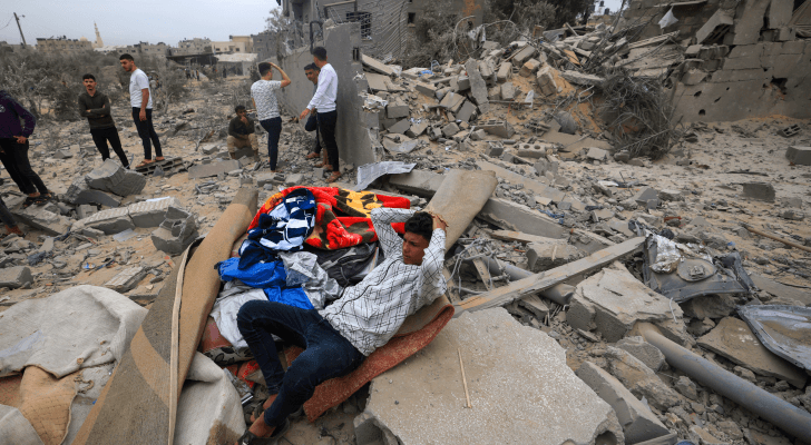 فلسطيني يجلس على أنقاض منزله في غزة بعد قصف العدوان