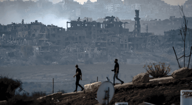 أشخاص يسيرون على طول الحدود مع قطاع غزة