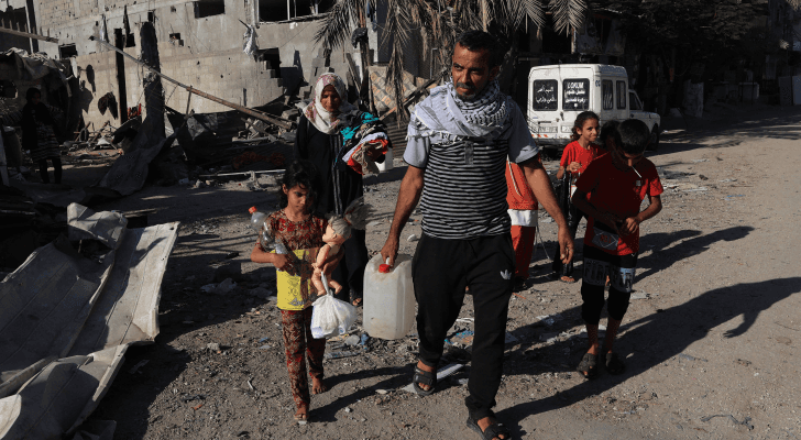 فلسطينيون يخرجون من ديارهم عقب العدوان على غزة