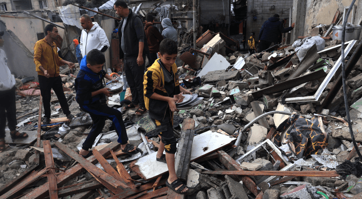 فلسطينيون عقب استهداف منزلهم في غزة