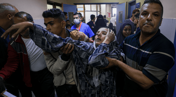 سيدة فلسطينية جريحة تتلقى مساعدة طبية في الطوارئ في غزة