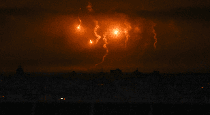 صواريخ مضيئة أطلقها الاحتلال على غزة